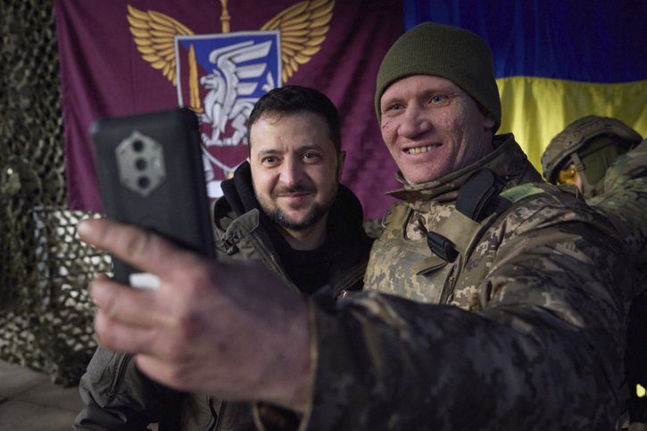 Un soldat ukrainien prend un selfie avec le président Volodymyr Zelensky, qui s'est rendu mardi près du front, non loin de Bakhmout. © KEYSTONE/AP