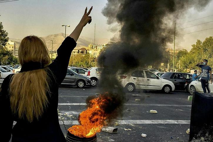 Selon les autorités iraniennes, l'émeutier avait bloqué un boulevard avant de poignarder à l'épaule gauche un Bassidj, un milicien du régime. © Keystone/keystone-sda.ch/STR