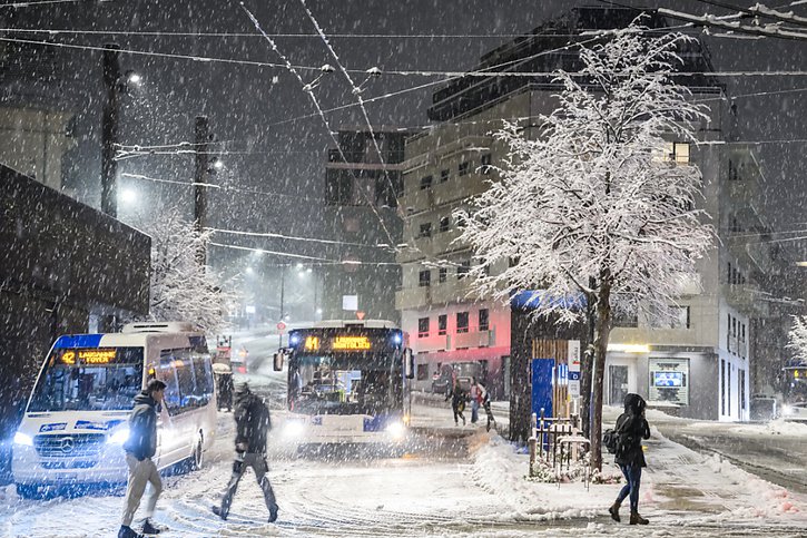 La neige a fait sa première apparition de l'année à Lausanne. © KEYSTONE/JEAN-CHRISTOPHE BOTT