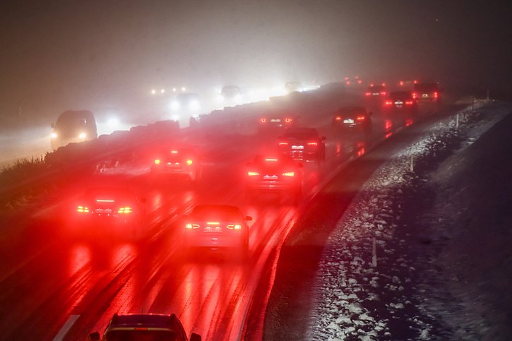Les météorologues appellent à la prudence sur les routes avec l'apparition de la neige. © KEYSTONE/JEAN-CHRISTOPHE BOTT