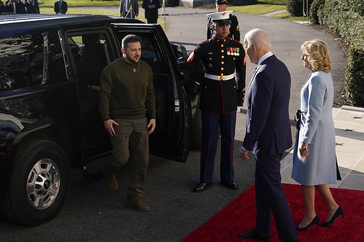 Volodymyr Zelensky a été accueilli par Joe Biden pour une première visite internationale aux contraintes de sécurité exceptionnelles et de quelques heures seulement. © KEYSTONE/AP/Patrick Semansky