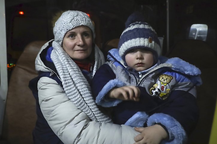 Une femme et son enfant, de Soledar, attendent de pouvoir s'enregistrer dans la partie de la région de Donetsk aux mains de la Russie. © KEYSTONE/AP