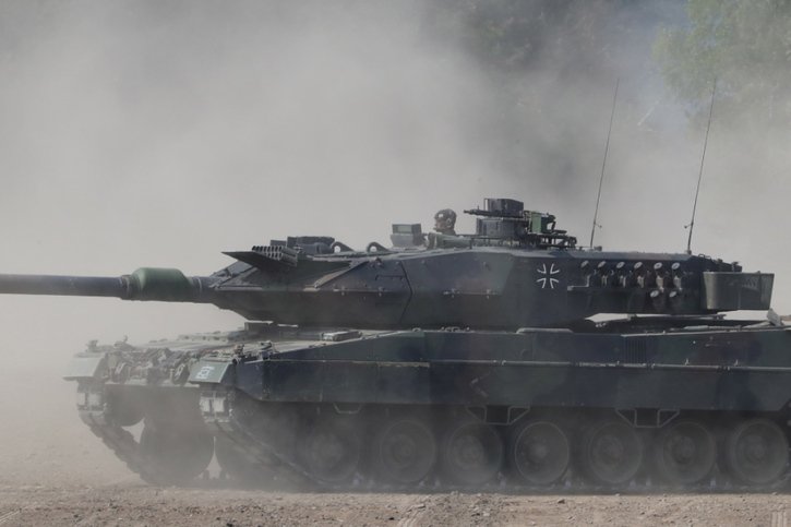 Berlin était sous pression depuis plusieurs semaines pour qu'il livre des chars Leopard (photo) à l'Ukraine, et pour qu'il autorise d'autres pays à en faire autant. © KEYSTONE/EPA/FOCKE STRANGMANN