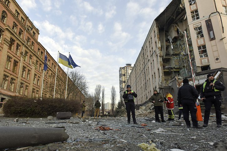 L'administration militaire de Kiev a fait état sur le même réseau social de "plus de 15 missiles de croisière" russes ayant visé cette ville, ajoutant que la totalité d'entre eux avaient été abattus. © KEYSTONE/EPA/OLEG PETRASYUK