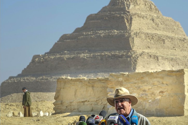 L'archéologue égyptien Zahi Hawass a présenté jeudi les dernières découvertes sur le site de Saqqara. © KEYSTONE/AP/Amr Nabil