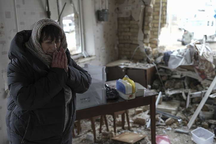 La maison de cette femme de 69 ans est détruite après une attaque à la roquette russe à Hlevakha, dans la région de Kiev. © KEYSTONE/AP/Roman Hrytsyna
