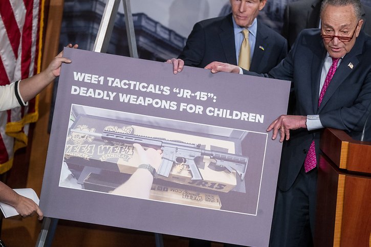 Le JR-15, inspiré d'un modèle de fusil d'assaut utilisé dans plusieurs fusillades meurtrières, est "absolument écoeurant", a condamné le chef des démocrates au Sénat, Chuck Schumer. © KEYSTONE/EPA/SHAWN THEW