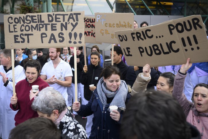 Sous le slogan "Applaudir c'est bien, indexer c'est mieux", le rassemblement devant le CHUV a duré environ 45 minutes, rythmé de discours, de chants et de huées. © Keystone/LAURENT GILLIERON