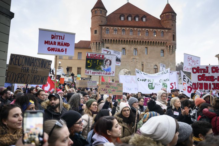 Les fonctionnaires en grogne se sont donné rendez-vous dès 16h30 devant la salle du Grand Conseil vaudois et sur la place du Château avant de défiler dès 17h30 dans les rues de Lausanne. © Keystone/LAURENT GILLIERON