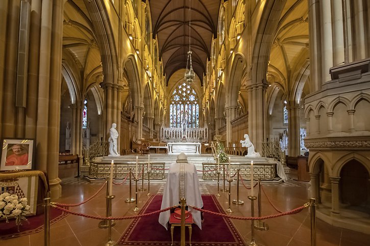 Le cercueil du cardinal Pell repose dans la cathédrale Sainte-Marie de Sydney. © KEYSTONE/AP/Giovanni Portelli