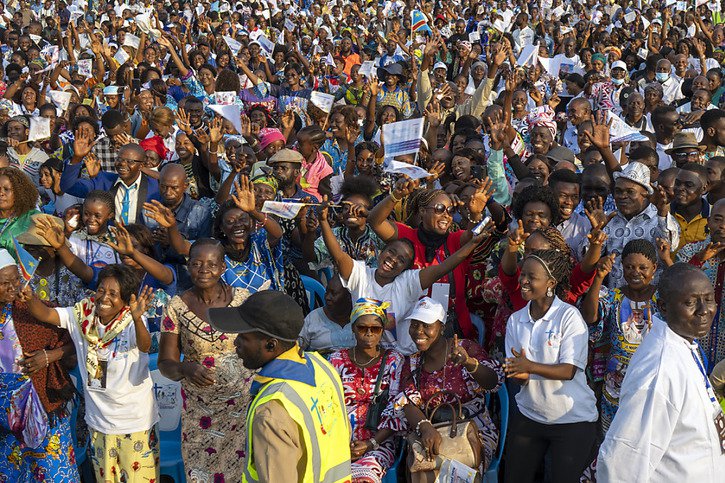 Une foule immense a afflué pour la messe du pape François sur l'aéroport de Ndolo, dans l'est de Kinshassa. © KEYSTONE/AP/Jerome Delay