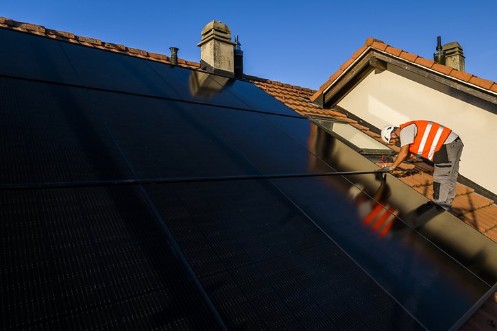La rentabilité d’une installation photovoltaïque sur le toit dépend avant tout de la rétribution de l’injection et du prix de l’électricité, et ceux-ci sont définis de manière très disparate par les quelque 600 opérateurs du pays (archives). © KEYSTONE/JEAN-CHRISTOPHE BOTT