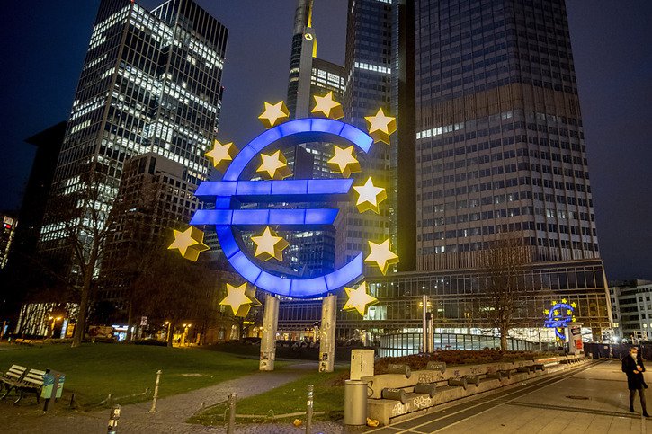 Contrairement à son homologue américaine (Fed), la Banque centrale européenne (BCE) estime qu'il n'est pas encore temps de lever le pied et de ralentir son resserrement monétaire. (archives) © KEYSTONE/AP/MICHAEL PROBST