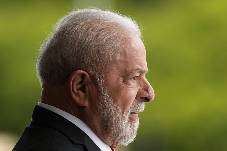 "Ce citoyen a préparé le coup d'État", a déclaré Lula au sujet de l'ex-président Bolsonaro dans une interview télévisée. © KEYSTONE/AP/Eraldo Peres