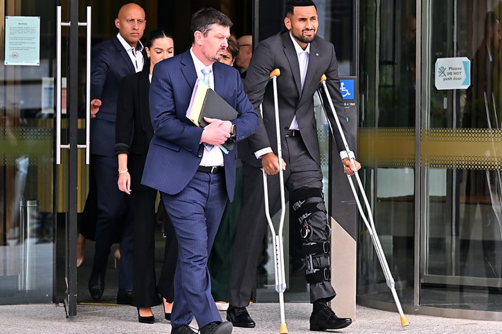 Nick Kyrgios est arrivé en béquilles au tribunal, victime d'une blessure au genou l'ayant contraint à déclarer forfait à l'Open d'Australie de janvier. © KEYSTONE/EPA/MICK TSIKAS