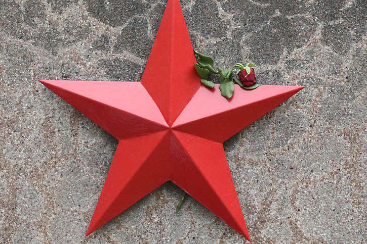 Le logo du groupe est en forme d'étoile rouge, son chanteur est originaire de Moscou et certains de ses textes, devenus inappropriés comme "les Russes ont débarqué", ont dû être remplacés depuis l'invasion (Photo d'illustration). © KEYSTONE/DPA/BODO SCHACKOW