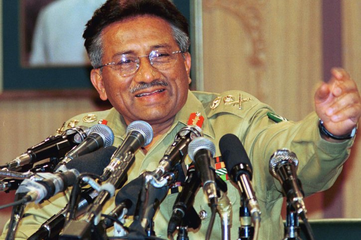 L'ex-président Pervez Musharraf, ici lors d'une conférence de presse en 2000, est décédé à l'âge de 79 ans. © KEYSTONE/AP/B.K. BANGASH