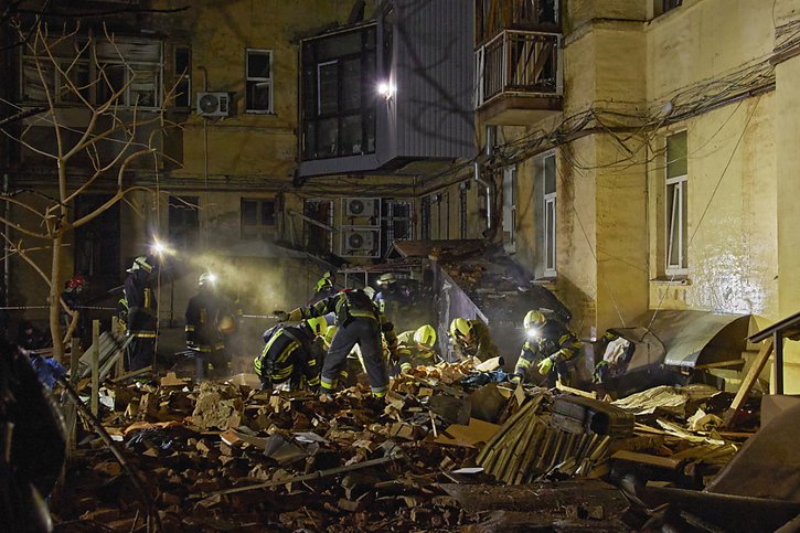 Cinq blessés ont été recensés à Kharkiv, où les bombardements se poursuivent. © KEYSTONE/EPA/SERGEY KOZLOV