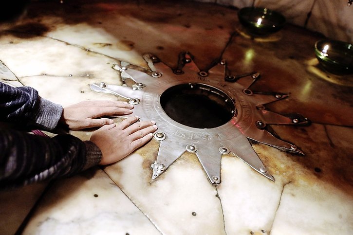 Expérience majeure à l’église de la Nativité, les pèlerins descendent dans la grotte pour toucher l’étoile de la Nativité. © Michele Bacci/Keystone