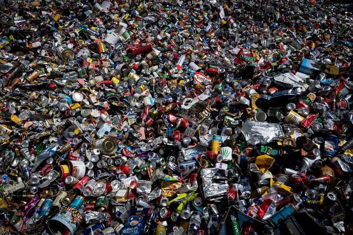En Suisse romande, une cinquantaine d’entreprises œuvrent dans le recyclage de matériaux, du papier au plastique en passant par les métaux. © Charly Rappo
