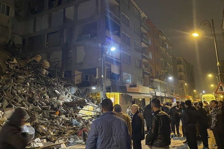 Des images publiées sur les réseaux sociaux montrent des immeubles détruits dans plusieurs villes du sud-est de la Turquie. © KEYSTONE/AP