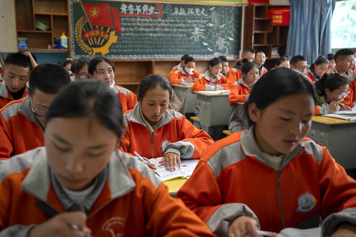 La Chine veut que 85% de ses citoyens utilisent la langue nationale d'ici 2025. Cette initiative semble mettre encore plus sous pression les dialectes régionaux chinois menacés, comme le cantonais et le hokkien, ainsi que les langues minoritaires comme le tibétain, le mongol et l'ouïghour. © KEYSTONE/AP/MARK SCHIEFELBEIN