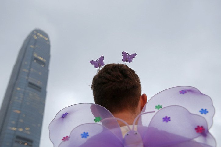 Les droits des personnes transgenres ont enregistré une avancée lundi à Hong Kong. Ici, un participant à la pride annuelle hongkongaise en 2018. © KEYSTONE/AP/KIN CHEUNG