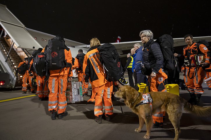 Les secouristes suisses et les chiens de recherche s'envolent depuis Kloten pour la Turquie. © KEYSTONE/MICHAEL BUHOLZER