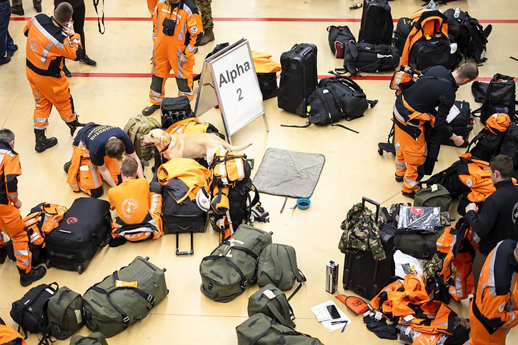 18 tonnes de matériel ont été emmenées. © KEYSTONE/MICHAEL BUHOLZER