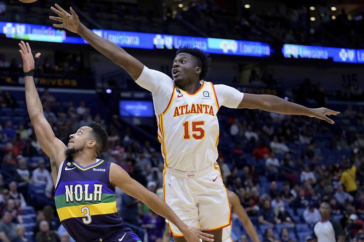 Clint Capela (é droite) tente le contre sur CJ McCollum. © KEYSTONE/AP/Matthew Hinton