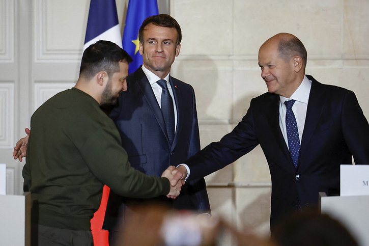 Volodymyr Zelensky s'est entretenu à Paris avec Emmanuel Macron et Olaf Scholz. © KEYSTONE/AP/Sarah Meyssonnier