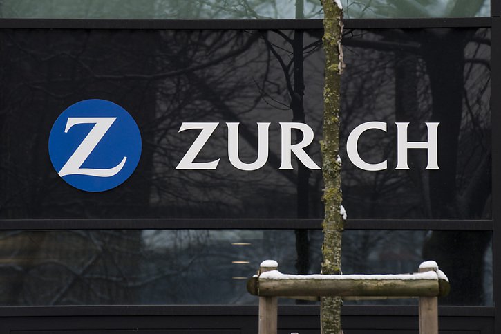 Zurich Insurance a enregistré l'année dernière une progression de ses affaires et augmenté sa rentabilité opérationnelle. Le bénéfice net s'est nettement étiolé, affecté par la contreperformance des marchés financiers, ce qui n'empêchera pas les actionnaires d'être récompensés. (archives) © KEYSTONE/ENNIO LEANZA