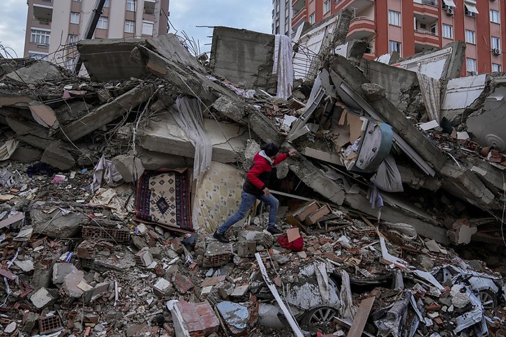 Le coût économique du séisme pourrait atteindre "84,1 milliards de dollars", selon une association patronale turque, qui compare ce séisme à celui qui a frappé la région de Marmara en 1999 (archives). © KEYSTONE/AP/Khalil Hamra