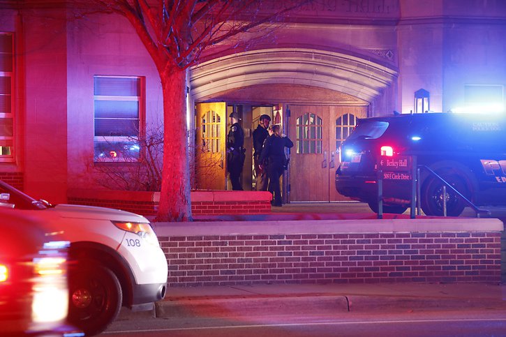 La police investiguait la scène du crime dans le campus lundi soir. © KEYSTONE/AP/Al Goldis