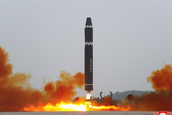 Un premier missile avait été tiré samedi. Ce en signe d'avertissement à Washington et Séoul, a indiqué la Corée du Nord. © KEYSTONE/EPA/KCNA