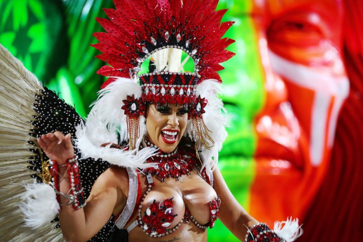 Les défilés du carnaval de Rio font leur grand retour après l'annulation et le report de plusieurs éditions en raison du Covid. © KEYSTONE/EPA/André Coelho