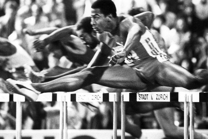Greg Foster, au deuxième plan sur le cliché, à la lutte avec Renaldo Nehemiah lors de la réunion d'athlétisme de Zurich en 1981 (archives). © KEYSTONE/STR