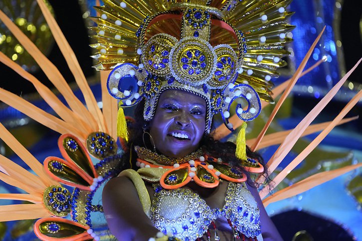 L'école de danse Paraiso do Tuiuti a été la première à s'élancer dans le sambodrome de Rio de Janeiro lors de la deuxième nuit de compétition. © KEYSTONE/AP/Silvia Izquierdo