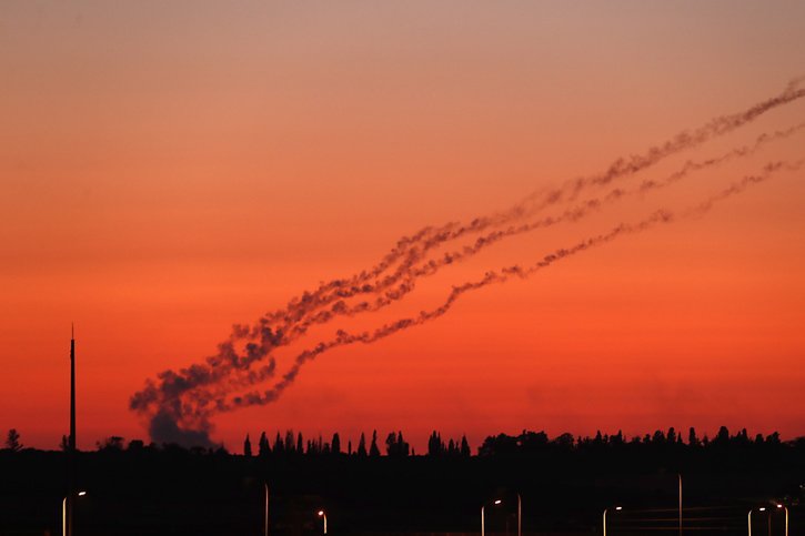 Cinq des six roquettes ont été détruites par le système de défense antiaérien israélien (archives). © KEYSTONE/EPA/ATEF SAFADI