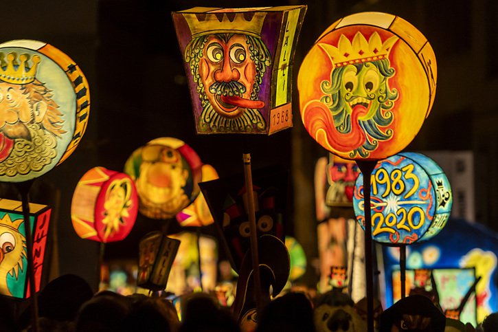 Le carnaval de Bâle a débuté lundi à 4h00 avec le "Morgestraich" (archives). © KEYSTONE/GEORGIOS KEFALAS