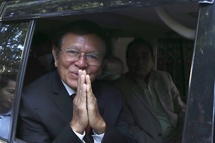 Kem Sokha, 69 ans, a été immédiatement conduit de la salle d'audience à son domicile, où il sera assigné à résidence. © KEYSTONE/AP/Heng Sinith