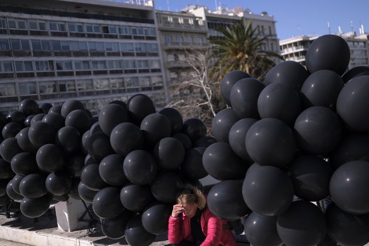 Les manifestants ont lâché des centaines de ballons noirs dans le ciel à la mémoire des victimes de la collision frontale entre un train de voyageurs reliant Athènes à Thessalonique. © KEYSTONE/AP/Aggelos Barai
