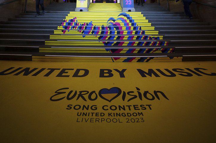 L'Eurovision Song Contest a lieu cette année à Liverpool. La ville anglaise a été désignée en lieu et place de l'Ukraine, vainqueure de la compétition l'an dernier. Le pays en guerre n'est pas en mesure d'organiser le grand évènement pour des raisons évidentes. © KEYSTONE/AP/JON SUPER