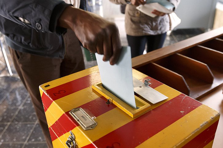 Taxation des gros actionnaires, crédits routiers, baisses d'impôts et élections sont au menu de ce dimanche de votations cantonales (image d'illustration). © KEYSTONE/SALVATORE DI NOLFI