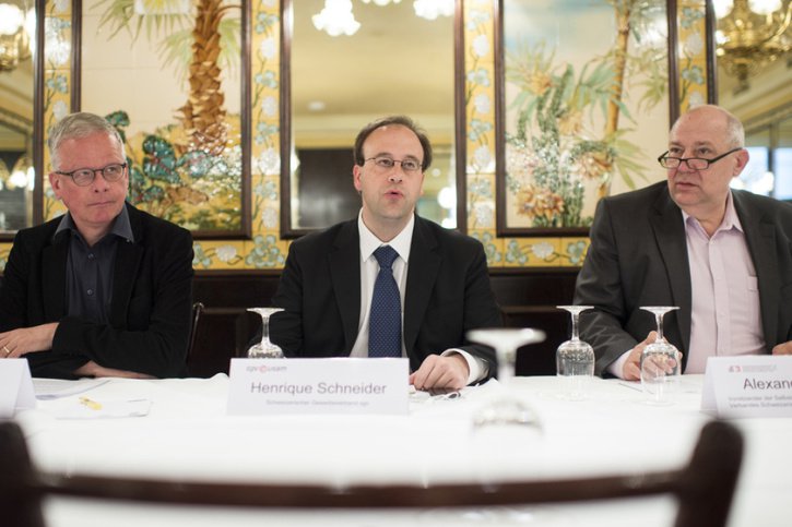 Henrique Schneider (au centre) est confronté à des accusations de plagiat et de tromperie. (archives) © Keystone/ENNIO LEANZA