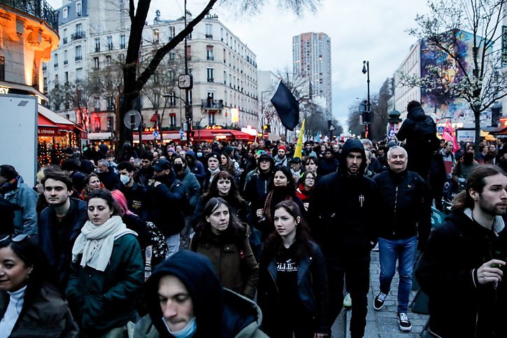 Les manifestations en France samedi ont donné lieu à plus de 160 interpellations dont 122 à Paris. © KEYSTONE/EPA/TERESA SUAREZ