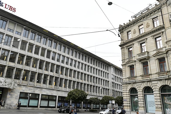 A la Paradeplatz de Zurich, les sièges des deux banques sont de part et d'autre de la place. © KEYSTONE/WALTER BIERI