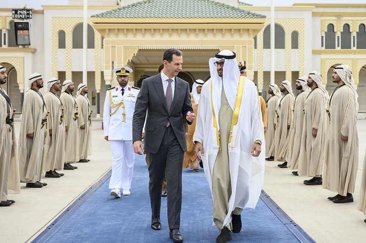 Bachar al-Assad a été accueilli à Abou Dhabi par le président émirati, Mohammed ben Zayed Al-Nahyane. © KEYSTONE/EPA/UAE PRESIDENTIAL COURT HANDOUT