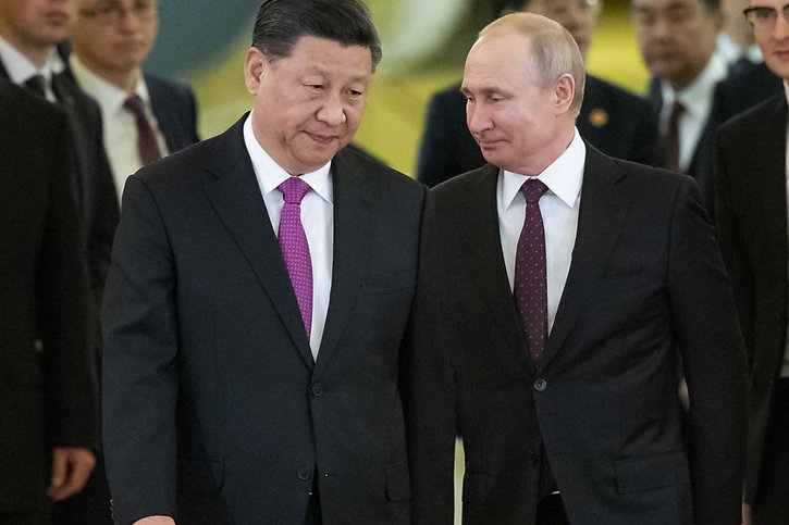 Xi Jinping doit s'entretenir lundi pour une rencontre informelle avec son homologue russe Vladimir Poutine avant des négociations plus officielles mardi (archives). © KEYSTONE/AP/Alexander Zemlianichenko