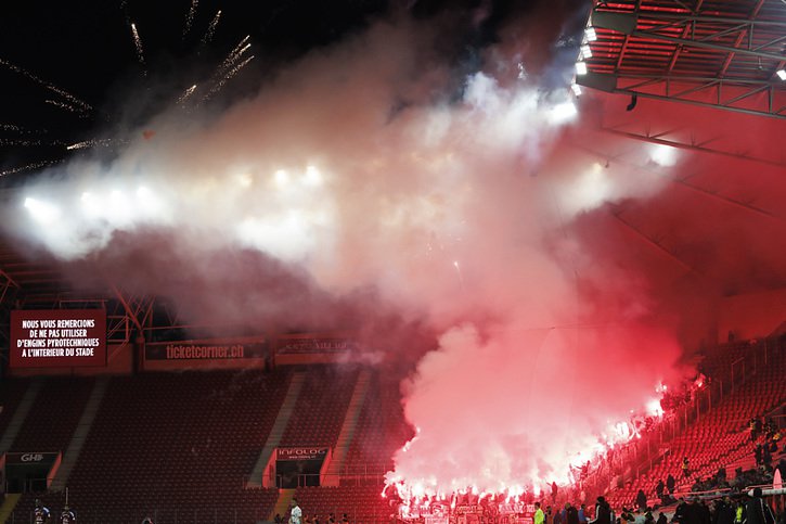 L'ambiance était "chaude" dans le secteur imparti aux Sédunois au Stade de Genève le 29 janvier dernier. © KEYSTONE/SALVATORE DI NOLFI